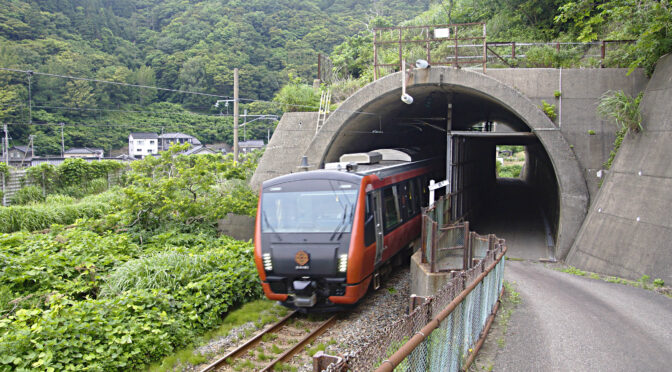 羽越本線の鉄道道路併用トンネル